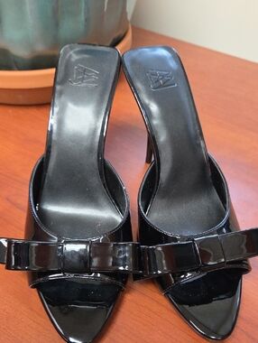 Aminah Giselle Black Patent Open-Toe 3 Inch Heels with Bow Accent New In Box 8.5